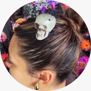 Hebilla calavera con manto y gema